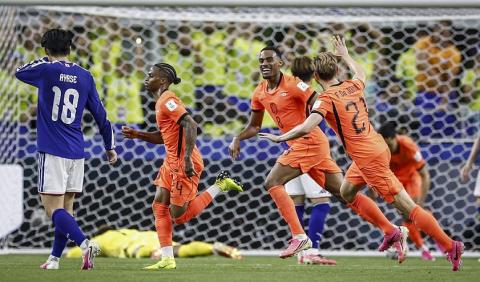 لاعبون هولنديون يحتفلون بالهدف الثاني (Gettyimages).jpg