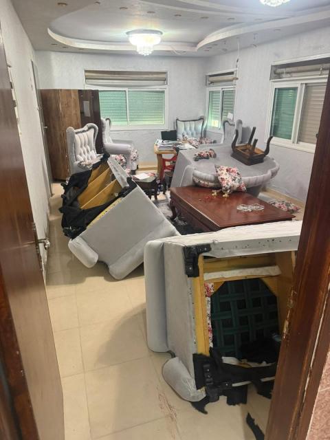 داهمت قوات الاحتلال منازل المواطنين عبد موسى جعفر وأبنائه عماد وناصر وأكرم، في بلدة السواحرة الشرقية.jpg