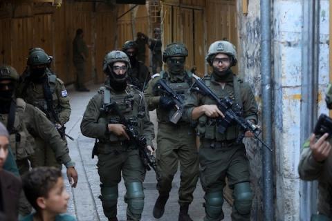 مستوطنون يقتحمون البلدة القديمة في الخليل بالضفة الغربية تحت حماية الجيش الإسرائيلي في 27 يونيو/حزيران 2026. صورة: مأمون وزواز