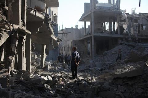 فلسطينيون يزيلون أنقاض مبنى دمره غارة جوية إسرائيلية على مخيم المغازي للاجئين وسط قطاع غزة، الجمعة 12 يونيو/حزيران 2026. صورة: معز صالحي
