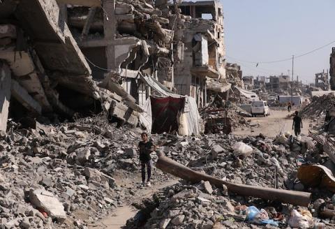 يواصل الفلسطينيون النازحون حياتهم اليومية بين المباني المتضررة من الحرب في حي الزيتون شرق مدينة غزة، بتاريخ 24 يونيو/حزيران 2026.صورة: بلال أسامة