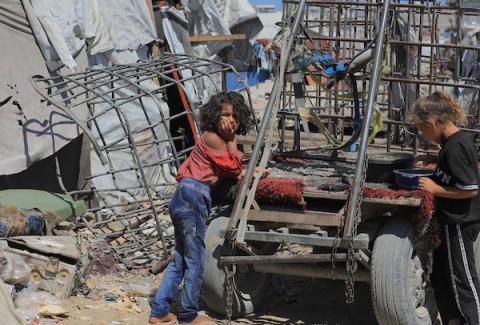 نازحون فلسطينيون يعيشون في خيام وسط الدمار في منطقة الزرقاء شرق غزة، 17 حزيران/يونيو 2026.  تصوير: بلال أسامة.
