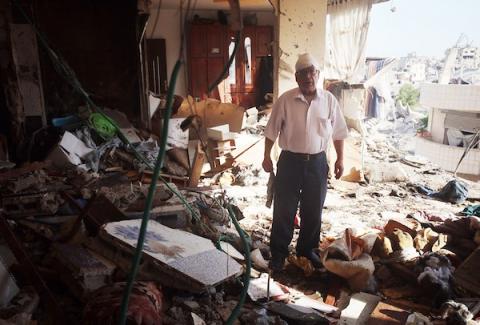 فلسطينيون يتفقدون موقع غارة إسرائيلية استهدفت مبنى سكنياً في حي تل الهوى بمدينة غزة، وسط تناثر ممتلكات السكان وآثار الدمار، 4 حزيران/يونيو 2026. تصوير: مجدي فتحي.