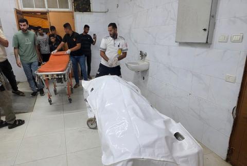 نقل جثماني شهيدين وعدد من الجرحى إلى مجمع ناصر الطبي في خان يونس، عقب غارة إسرائيلية استهدفت خيمة قرب شاطئ المدينة جنوبي قطاع غزة. تصوير: طارق محمد
