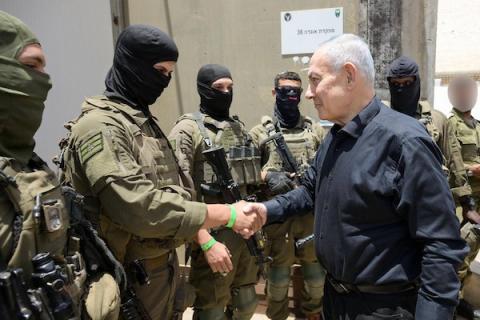 رئيس الوزراء الإسرائيلي بنيامين نتنياهو يزور الفرقة 36 على طول الحدود الشمالية لإسرائيل، برفقة وزير الجيش يسرائيل كاتس ونائب رئيس الأركان اللواء تامير يدائي، 30 مايو/أيار 2026. (صورة من مكتب رئيس الوزراء الإسرائيلي)