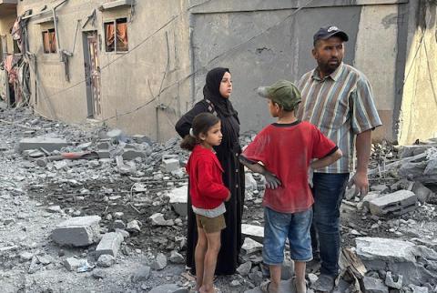 يتفقد فلسطينيون الأضرار التي لحقت بمنازلهم عقب غارة جوية إسرائيلية استهدفت منزل فؤاد أبو عشبة في مخيم المغازي للاجئين وسط قطاع غزة، في 7 يونيو/حزيران 2026. دُمّر المنزل المستهدف بالكامل، بينما لحقت أضرار جسيمة بالمنازل المجاورة. (صورة: أحمد إبراهيم)