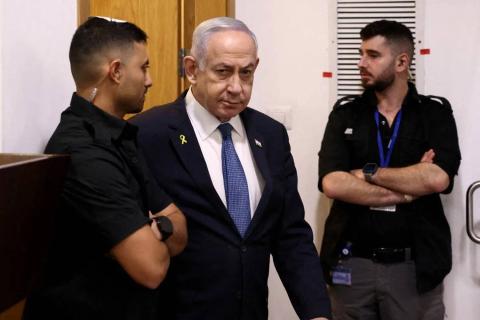 نتنياهو في المحكمة للإدلاء بإفادته بخصوص تُهم فساد يواجهها (رويترز).jpeg