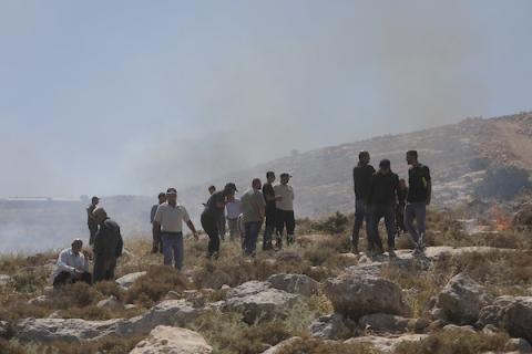 شارك فلسطينيون في احتجاج ضد خطط مصادرة أراضٍ لتوسيع المستوطنات في خربة حمصة، غرب الخليل في الضفة الغربية المحتلة، في 9 يونيو/حزيران 2026. (صورة: مأمون وزواز)
