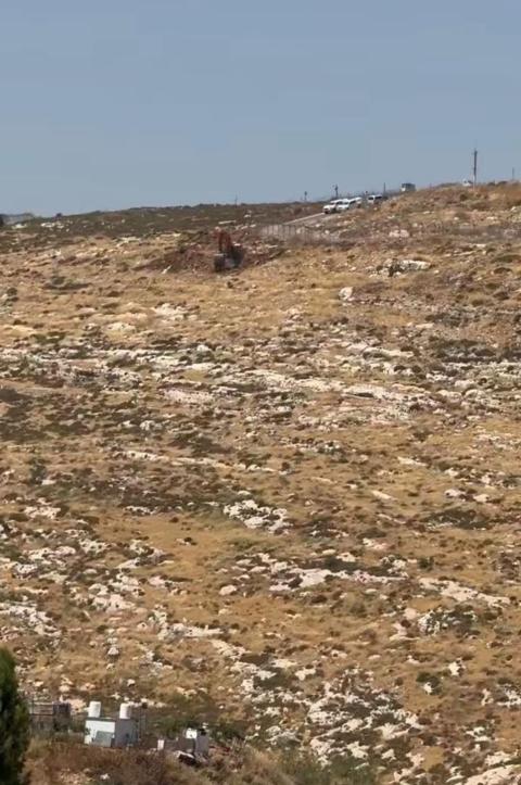 شرعت آليات الاحتلال الإسرائيلي بأعمال شق طريق استيطاني جديد خارج السياج المحيط بمستعمرة  كوخاف يعقوب.jpg