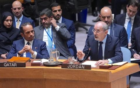 علي الذوادي خلف رئيس الوزراء وزير الخارجية القطري في مجلس الأمن (الأناضول).jpeg