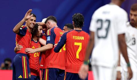 لاعبو إسبانيا يحتفلون بالهدف الرابع (Getty Images).jpg