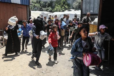 تجمع فلسطينيون نازحون لتلقي وجبات مجانية وزعتها إحدى المنظمات الخيرية في مخيم النصيرات للاجئين وسط قطاع غزة، في 6 يونيو/حزيران 2026.(صورة: معز صالحي)
