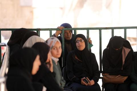 تجمع المشيعون حول جثماني فلسطينيين اثنين في مستشفى الشفاء بمدينة غزة في 25 يونيو/حزيران 2026. صورة: بلال أسامة