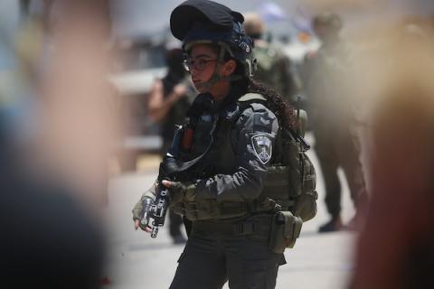 تجمّع فلسطينيون في قرية إدنا، غرب الخليل بالضفة الغربية، في الخامس من يونيو/حزيران 2026، احتجاجًا على حرق أجزاء من أراضيهم. صورة: مأمون وزواز