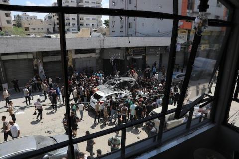 يتفقد فلسطينيون موقع غارة إسرائيلية استهدفت مركبة في حي الرمال بمدينة غزة في 22 يونيو/حزيران 2026، أسفرت الغارة عن استشهاد فتاة وإصابة آخرين. صورة: بلال أسامة