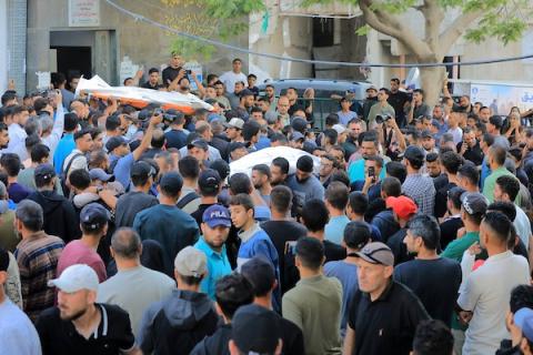 فلسطينيون يشيعون ضحايا غارة إسرائيلية استهدفت خيامًا لعائلات نازحة غرب مدينة غزة  في 6 يونيو/حزيران 2026 ، بينما يحاول آخرون إنقاذ الجرحى وانتشال الجثث من موقع الاستهداف. صورة: بلال أسامة.