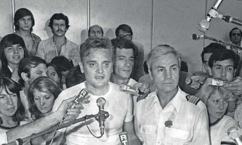 ميشال باكوس وأحد الفرنسيين لدى وصولهما إلى مطار أورلي بعد انتهاء عملية عنتيبي عام 1976 (أ ف ب).jpg