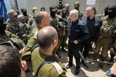 رئيس الوزراء الإسرائيلي بنيامين نتنياهو يزور الفرقة 36 على طول الحدود الشمالية لإسرائيل، برفقة وزير الجيش يسرائيل كاتس ونائب رئيس الأركان اللواء تامير يدائي، 30 مايو/أيار 2026. (صورة من مكتب رئيس الوزراء الإسرائيلي)