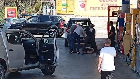 قتيل وإصابات في عملية إطلاق نار بمنطقة كوخاف يائير داخل الخط الأخضر