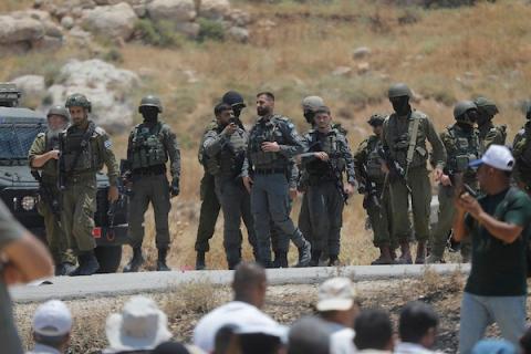 فلسطينيون يؤدون صلاة الجمعة في أراضٍ مهددة بالاستيلاء في قرية إذنا غرب الخليل بالضفة الغربية، الجمعة 12 يونيو/حزيران 2026.تصوير: مأمون وزواز