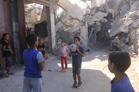 يواصل الفلسطينيون النازحون حياتهم اليومية بين المباني المتضررة من الحرب في حي الزيتون شرق مدينة غزة، بتاريخ 24 يونيو/حزيران 2026.صورة: بلال أسامة