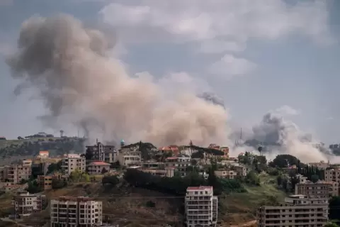 غارة جوية إسرائيلية على مدينة النبطية في جنوب لبنان (غيتي).webp
