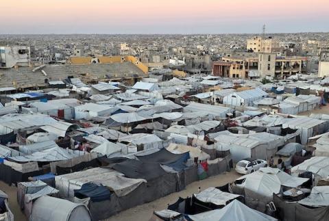 يعيش فلسطينيون نازحون في خيام نُصبت على أرض استاد خان يونس البلدي المتضرر من الحرب، جنوب قطاع غزة، في 22 يونيو/حزيران 2026. صورة: طارق محمد
