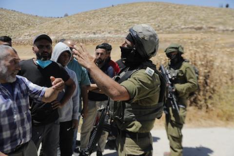 تجمّع فلسطينيون وعناصر من الدفاع المدني قرب موقع حريق في أرض زراعية قرب قرية الظنا، غرب مدينة الخليل بالضفة الغربية، في 2 يونيو/حزيران 2026. وأفاد سكان فلسطينيون بأن مستوطنين إسرائيليين أشعلوا النار في أرض بالمنطقة، (صورة: مأمون وزواز)