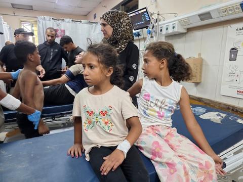 يتلقى فلسطينيون جرحى، بينهم أطفال، العلاج بعد وصولهم إلى مجمع ناصر الطبي في خان يونس، جنوب قطاع غزة، في 19 يونيو/حزيران 2026.صورة: طارق محمد