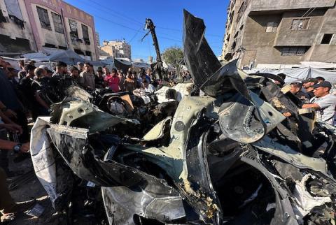 تجمّع فلسطينيون في موقع غارة إسرائيلية استهدفت مركبة قرب مفترق اللبابيدي غرب مدينة غزة، في 7 يونيو/حزيران 2026. وبحسب مصادر محلية، أسفرت الغارة عن استشهاد أربعة فلسطينيين وإصابة آخرين. (صورة: ميكائيل بهار)