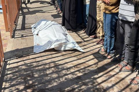 مشيعون يودعون جثمان رجل فلسطيني خلال جنازته في خان يونس، جنوب قطاع غزة، في 2 يونيو 2026، بعد أن قتلته القوات الإسرائيلية بالقرب من منطقة تسيطر عليها إسرائيل شمال غرب المدينة. تصوير طارق محمد