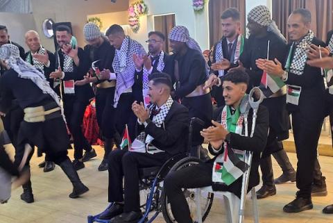 شارك أربعون عروسًا وعريسًا فلسطينيًا من ذوي الإعاقة، ممن أصيبوا خلال الحرب، في حفل زفاف جماعي أُقيم في منطقة المواصي جنوب خان يونس، جنوبي قطاع غزة، في 10 يونيو/حزيران 2026.تصوير: طارق محمد