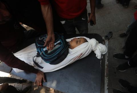 الفلسطيني يوسف سلمان يحمل الحقيبة المدرسية لابنه جاد، 8 أعوام، في مستشفى الشفاء بمدينة غزة، بعد استشهاده في غارة إسرائيلية على مخيم جباليا للاجئين، في 8 يونيو/حزيران 2026. تصوير: بلال أسامة
