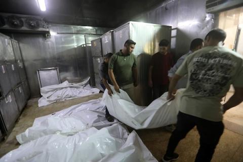 ودّع المشيّعون جثامين تسعة فلسطينيين في مستشفى الشفاء بمدينة غزة، في 4 يونيو/حزيران 2026، بعد استشهادهم في غارات جوية إسرائيلية استهدفت مناطق متفرقة من المدينة خلال الليل.  (صورة: بلال أسامة)