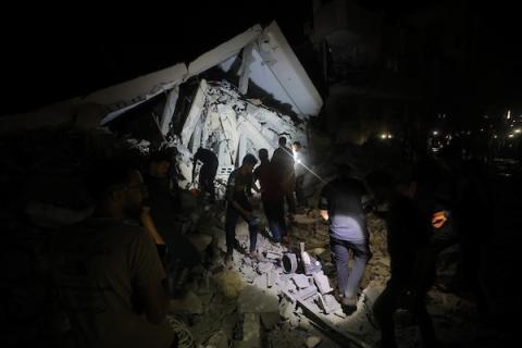 يتفقد فلسطينيون الأضرار التي لحقت بمنازلهم عقب غارة جوية إسرائيلية استهدفت منزل عائلة درويش في مخيم النصيرات للاجئين وسط قطاع غزة، في 4 يونيو/حزيران 2026. صورة: حسن الجديدي