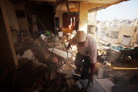 فلسطينيون يتفقدون موقع غارة إسرائيلية استهدفت مبنى سكنياً في حي تل الهوى بمدينة غزة، وسط تناثر ممتلكات السكان وآثار الدمار، 4 حزيران/يونيو 2026. تصوير: مجدي فتحي.