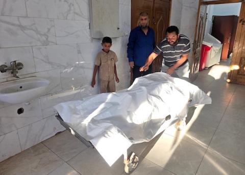 وصلت جثامين فلسطينيين اثنين وعدة جرحى إلى مجمع ناصر الطبي في خان يونس، جنوب قطاع غزة، بعد غارة جوية إسرائيلية بطائرة مسيرة، في 30 يونيو/حزيران 2026. (صورة: طارق محمد)