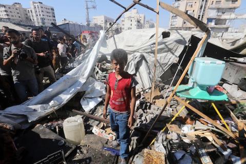 فلسطينيون يتفقدون خيمة متضررة لعائلة نازحة عقب غارة إسرائيلية استهدفت المارة في شارع الجلاء بمدينة غزة، وألحقت أضرارًا بالمأوى ، 27 يونيو/حزيران 2026. تصوير: بلال أسامة.
