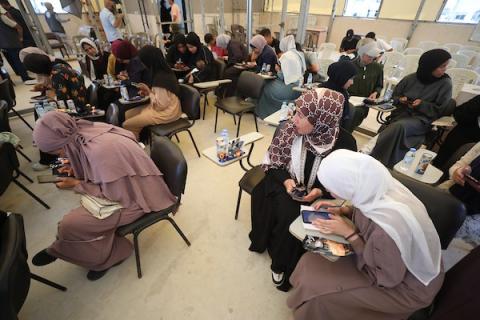 طلبة فلسطينيون يؤدون امتحان “التوجيهي” في قاعة امتحانية بقطاع غزة، رغم الأزمة الإنسانية وانقطاع الكهرباء وصعوبة الوصول إلى بيئة تعليمية مستقرة، ، في 20 حزيران/يونيو 2026. صورة: حسن الجدي.