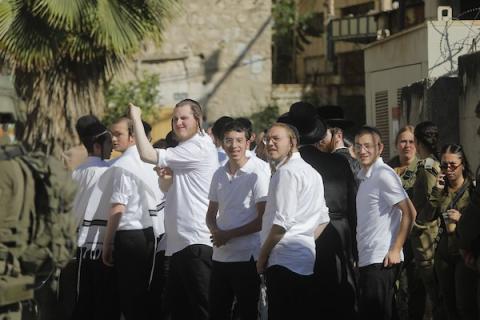 جنود إسرائيليون يغلقون مداخل البلدة القديمة في الخليل، ويقيّدون حركة الفلسطينيين لتأمين دخول مستوطنين  إلى المنطقة، 13 يونيو/حزيران 2026.تصوير: مأمون وزواز