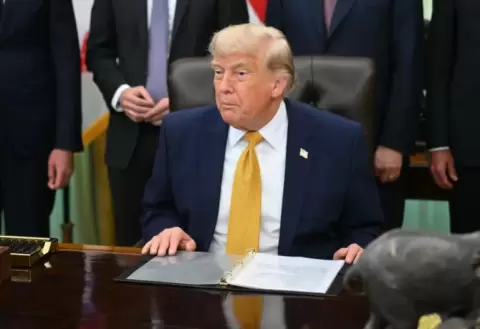 الرئيس الأمريكي دونالد ترمب يتحدث قبل توقيع أمر تنفيذي في المكتب البيضاوي بالبيت الأبيض في واشنطن العاصمة، اليوم (الفرنسية).webp