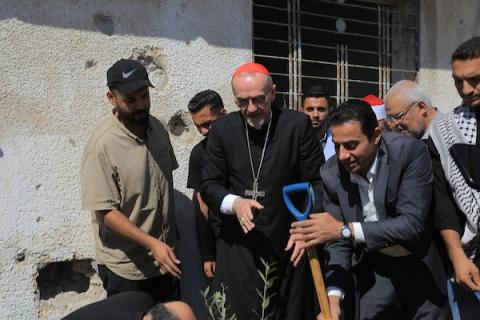 الكاردينال بييرباتيستا بيتسابالا، بطريرك القدس اللاتيني، يغرس شجرة زيتون بعد حضوره حوارًا بين الأديان في جامعة الأزهر بمدينة غزة، في 22 يونيو/حزيران 2026. (صورة: بلال أسامة)