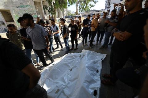 تجمع المشيعون حول جثامين أربعة فلسطينيين، بينهم فتاتان صغيرتان ووالديهما، في مستشفى الشفاء بمدينة غزة في 20 يونيو/حزيران 2026.صورة: هادي داود