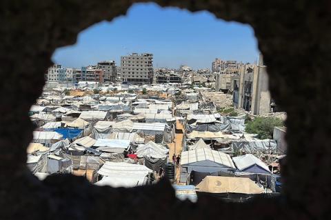 خيام تؤوي نازحين فلسطينيين وسط أنقاض المباني المدمرة والاكتظاظ في منطقة المقوسي شمال غرب مدينة غزة. تصوير: هادي داود