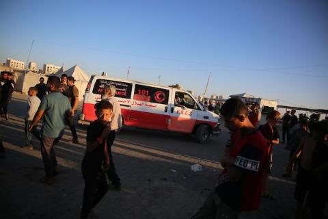 يتفقد فلسطينيون موقع غارة إسرائيلية استهدفت تجمعاً للأفراد في ميناء غزة، غرب مدينة غزة، في 31 مايو/أيار 2026. (صورة: بلال أسامة)