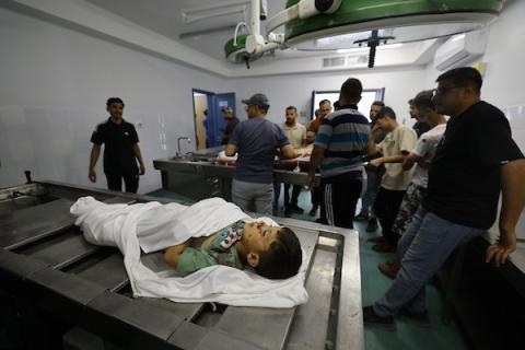 تجمع المشيعون حول جثماني الممرض محمد الهبيل وطفله خلال جنازتهما في مستشفى الشفاء بمدينة غزة، قطاع غزة، في 15 يونيو/حزيران 2026.صورة: هادي داود