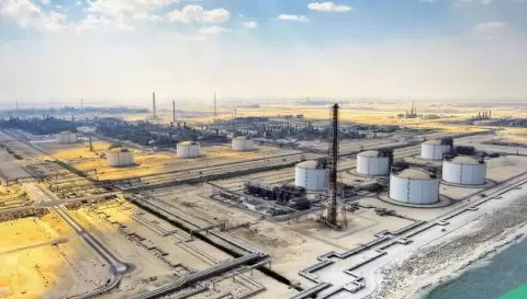 تمكنت قطر من السيطرة على الحريق في مصنع «برزان» بمدينة «رأس لفان» الصناعية (قطر للطاقة).webp