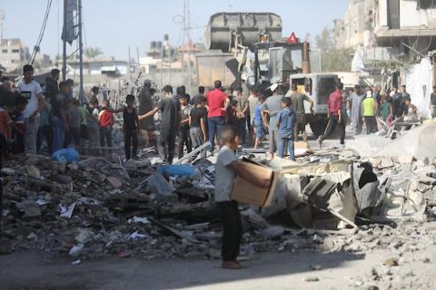 فلسطينيون يتفقدون الأضرار التي لحقت بمنازلهم عقب غارة جوية إسرائيلية استهدفت منزل عائلة درويش في مخيم النصيرات للاجئين وسط قطاع غزة. تصوير: حسن الجديدي