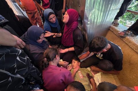 ودّع المشيّعون جثامين خمسة فلسطينيين، بينهم طفل، في مجمع ناصر الطبي بخان يونس، جنوب قطاع غزة، في 7 يونيو/حزيران 2026. ووفقًا لمصادر محلية، قُتل الضحايا وأُصيب آخرون في غارة إسرائيلية استهدفت نقطة مراقبة تابعة للشرطة غرب خان يونس. (صورة: طارق محمد)