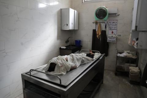 ودّع فلسطينيون جثامين أربعة أشخاص في مستشفى الشفاء بمدينة غزة في 14 يونيو/حزيران 2026، بعد استشهادهم في غارة إسرائيلية استهدفت مجموعة  محيط مستشفى اليمن السعيد في مخيم جباليا، صورة: بلال أسامة